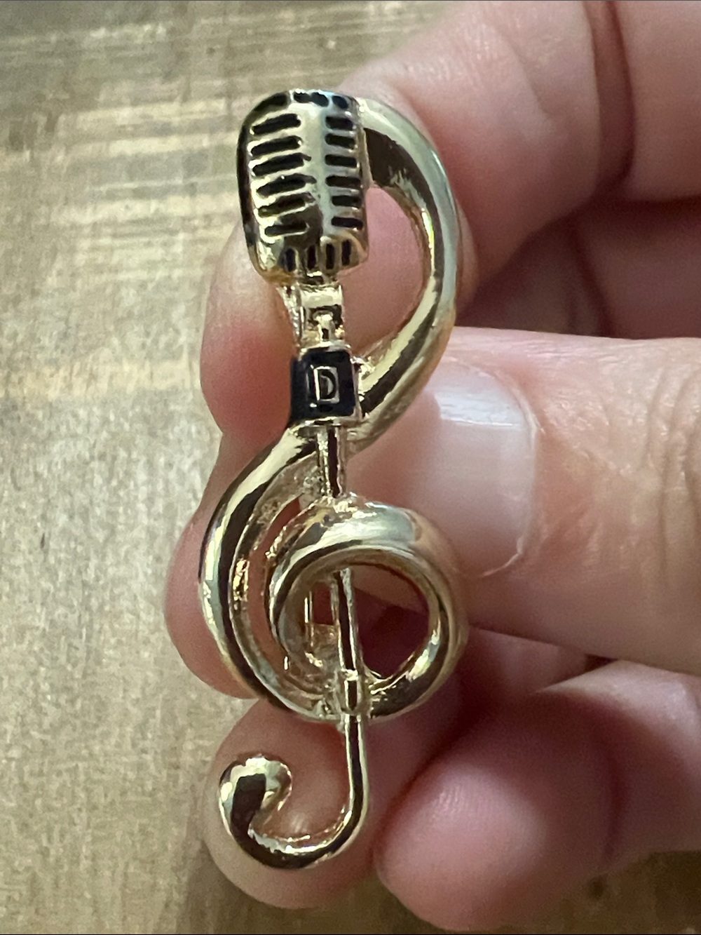 3/$18 Gold Musical Treble Clef Microphone Brooch/Pin - Lot 1001